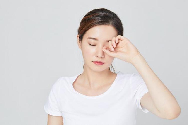 왼쪽 눈꺼풀 떨림